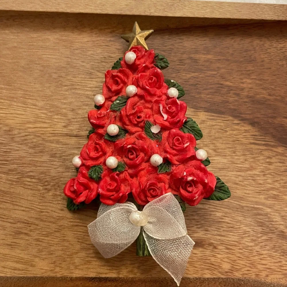 Vintage‎ Avon 2001 Christmas Tree Brooch Red Roses Faux Pearls Holiday Jewelry